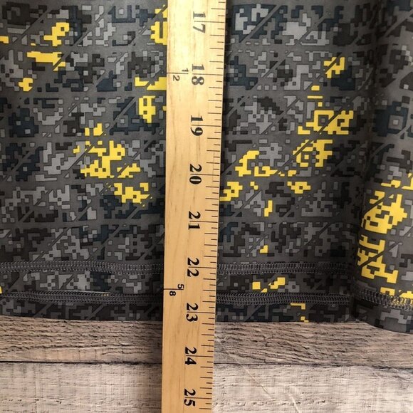 Boy's Under Armour Pixeled HeatGear Compression Shirt (Youth Large) - Picture 5 of 8